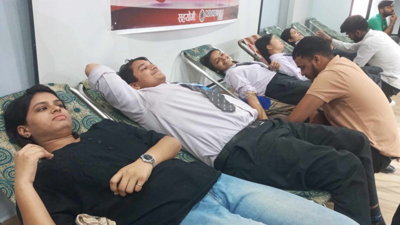 वीरगंज पब्लिक कलेज तथा राउन्ड टेवलद्वारा आयोजित रक्तदान कार्यक्रममा २७ महिला सहित १०० जनाद्वारा रक्तदान 