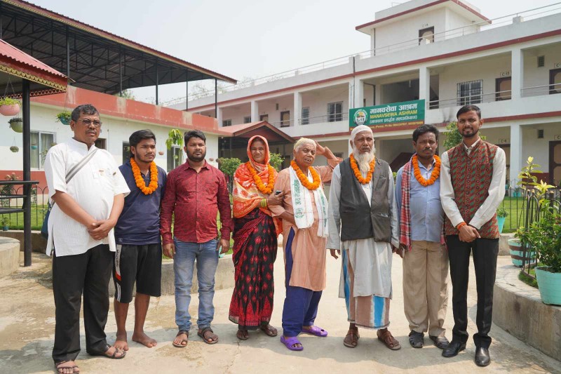 १५ बर्ष पछि परिवार भेट्दाको खुशी हुदै आमालाई लगे भारत