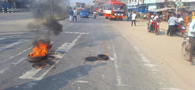 वीरगञ्जको विभिन्न स्थानमा टायर बालेर हिन्दुवादीहरुको प्रदर्शन