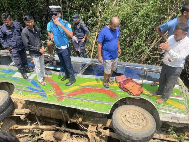 दाङमा बस दुर्घटना :२ जनाको मृत्यु, ३३ घाइते