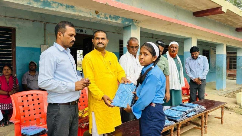 जगरनाथपुरको सामुदायिक विद्यालयका उत्कृष्ट विद्यार्थीहरुलाई पोशाक वितरण