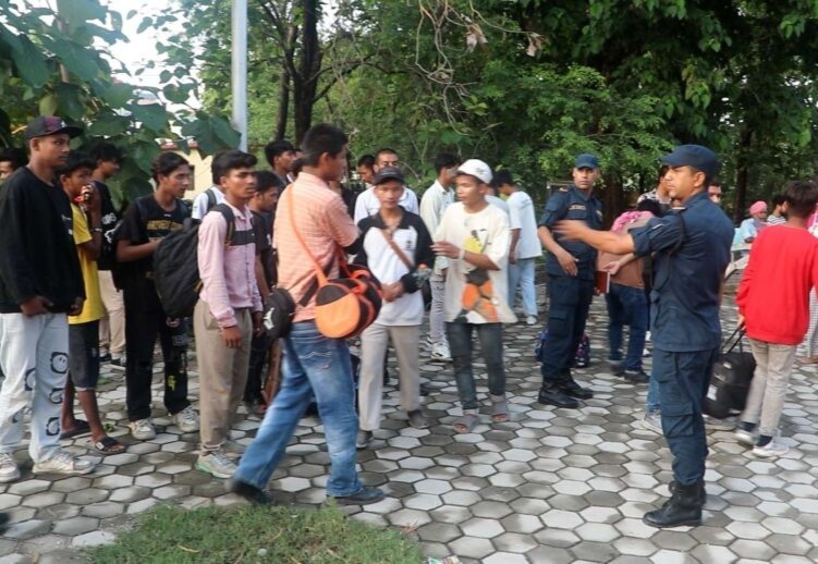 भारतका विभिन्न स्थानमा बन्धक बनाइएका ५७ नेपालीलाई भारतबाट उद्धार गरी नेपाल फर्काइयो