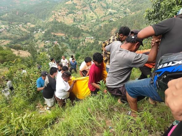 बीपी राजमार्गको बुच्चाकोटमा यात्रुवाहक बस दुर्घटना