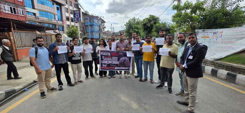 स्वास्थ्यकर्मीको सुरक्षाको माग राख्दै माइतीघरमा चिकित्सकहरुको धर्ना