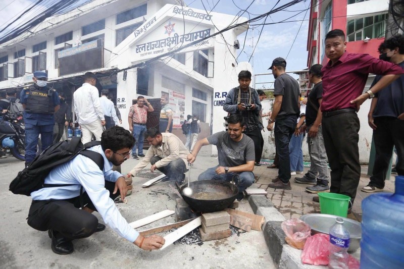 ग्यास अभावविरुद्ध सडकमै खाना पकाए विद्यार्थीले