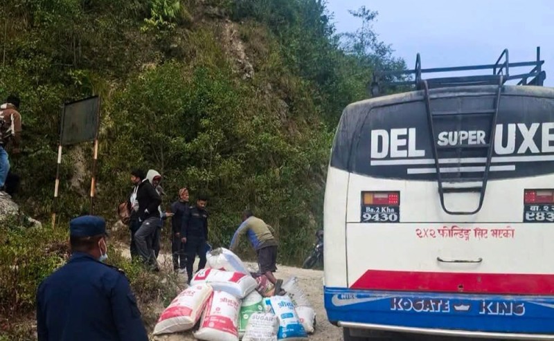 भीमफेदीको देउरालीमा बसको ठक्करबाट महिलाको मृत्यु
