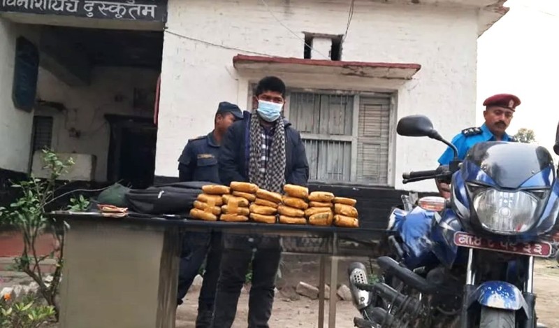 बारा प्रहरीद्वारा ठूलो परिमाणको लागुऔषध चरेससहित एक जना पक्राउ