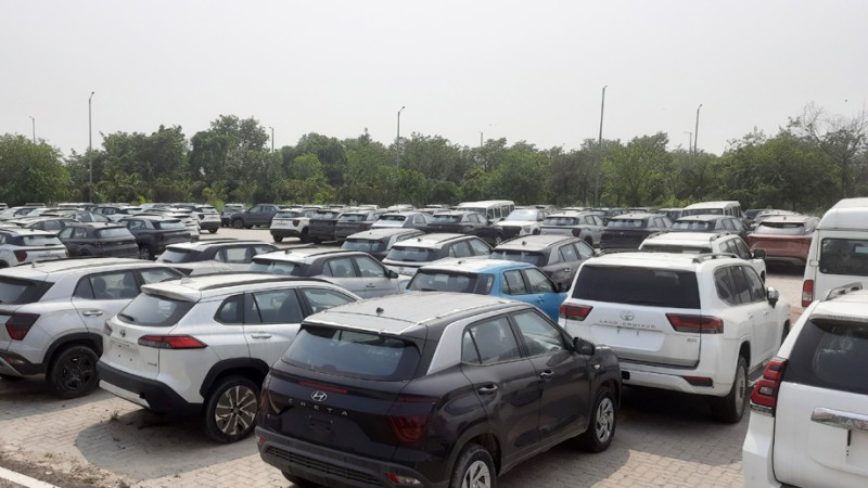 वीरगञ्ज भन्सारमा १७९ चारपाङ्ग्रे सवारीसाधन थन्कियो