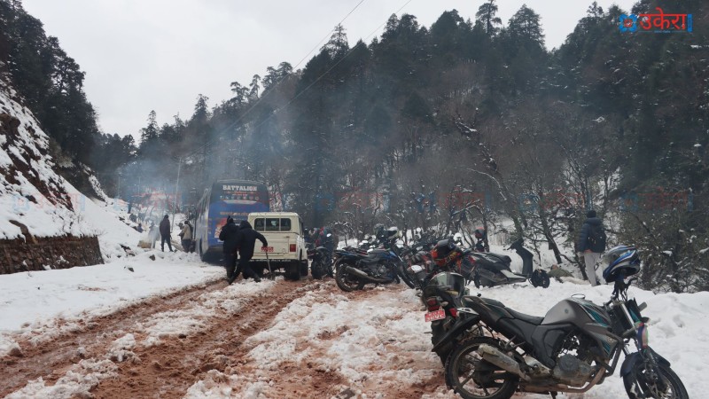 रुकुम पूर्वमा हिमपातका कारण मध्यपहाडी लोकमार्ग अवरुद्ध 