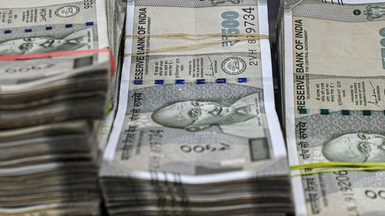 स्रोत नखुलेको भारतीय रकम ३ लाख ७८ हजारसहित एकजना पक्राउ