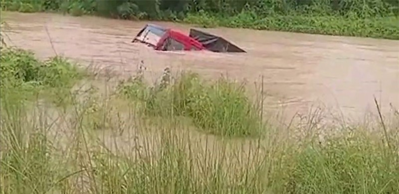 कर्रा खोलाको बाढीले ट्रक बगायो, चालकको पौडिएर ज्यान बच्यो