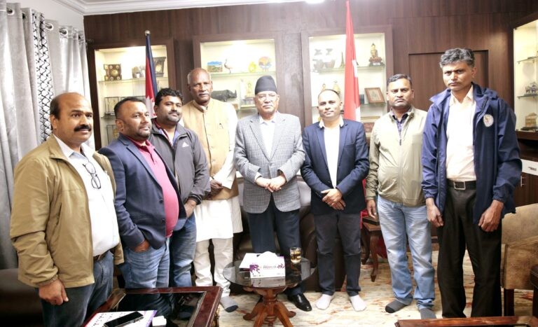 कवाड व्यवसायीका समस्या समझदारीमा हल गर्न अध्यक्ष प्रचण्डको जोड