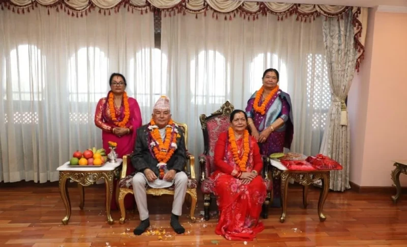 ११ः३९को शुभसाइतमा राष्ट्रपति पौडेलले  बहिनीहरूबाट लगाए तिहारको टीका