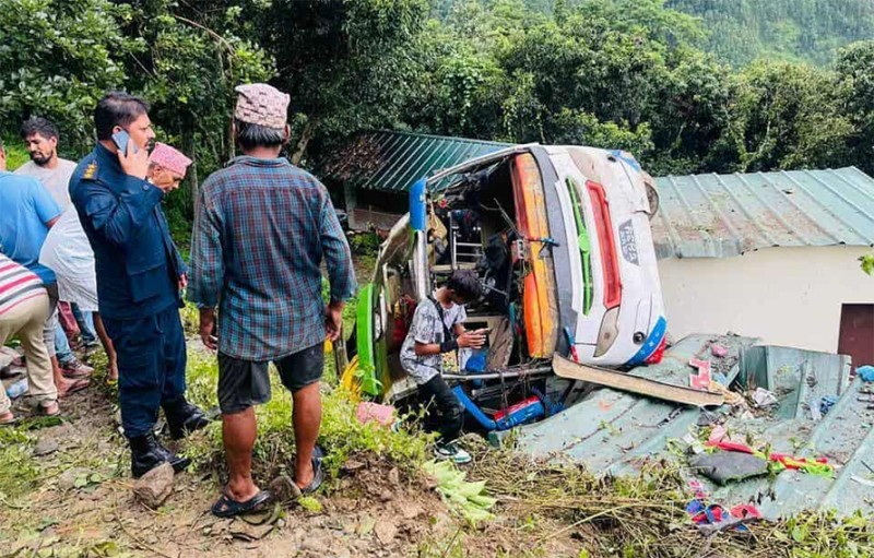 रसुवामा बस दुर्घटना, १२ यात्रु घाइते