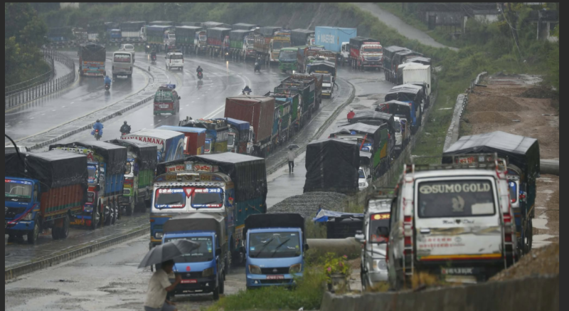 पृथ्वी राजमार्ग अवरुद्ध भएपछि बल्खुमै रोकिए काठमाडौंबाट बाहिरिने सवारी