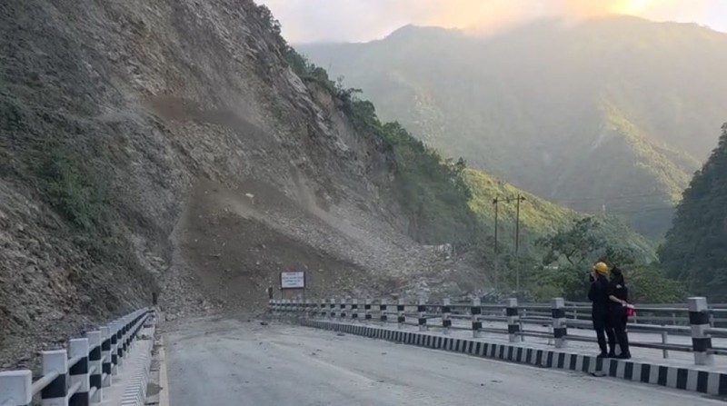 लगातार वर्षाले देशभरका यी राजमार्गहरु अवरुद्ध