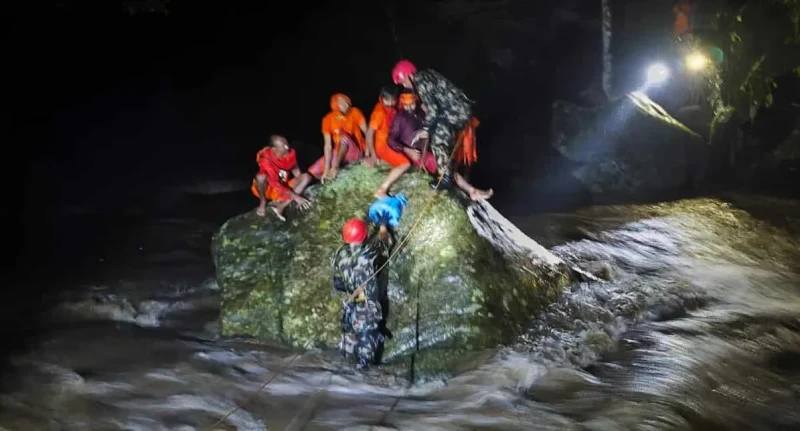 सुन्दरीजलको बाढीमा फसेका ५ जना तीर्थालुको सुरक्षाकर्मीद्धारा सकुशल उद्धार
