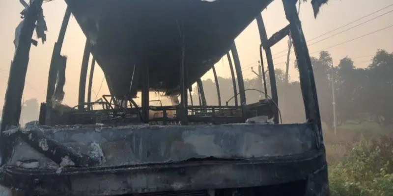 सोनौलीबाट दिल्ली जाँदै गरेको बस ट्रकसँग ठोक्किदा दुईजनाको मृत्यु ,१५ घाइते      