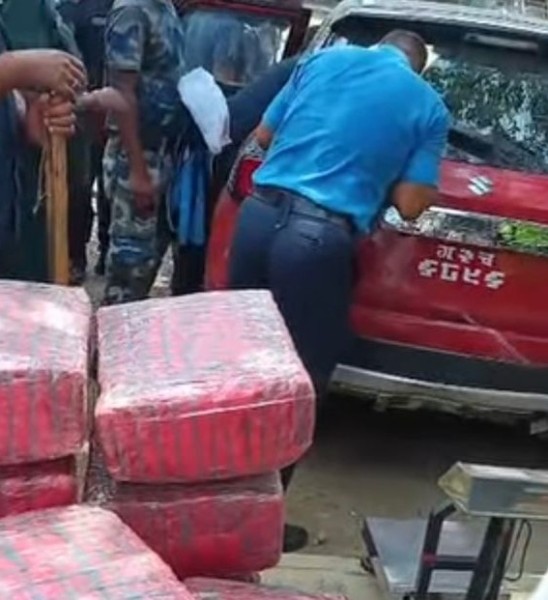 रौतहटमा निजी कारबाट ठूलो परिमाणमा गाँजा बरामद