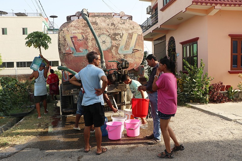 वीरगञ्जमा पानीको चरम अभाव, ट्याङ्कर र ट्याङ्कीमार्फत पानी वितरण सुरु