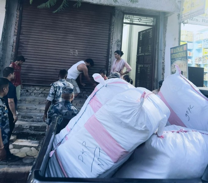 सशस्त्र प्रहरीको छापामार कारवाहीमा ७ लाख बराबरको कपडा बरामद