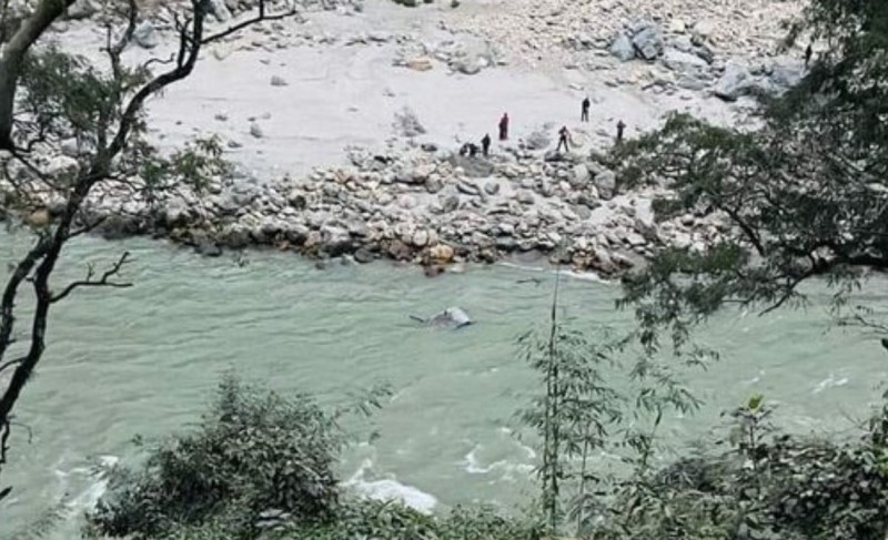 त्रिशूली नदीमा ट्रक दुर्घटना हुदा तीन जना घाइते