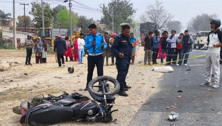 जिप र मोटरसाइकल ठोक्किँदा दुईजनाको मृत्यु