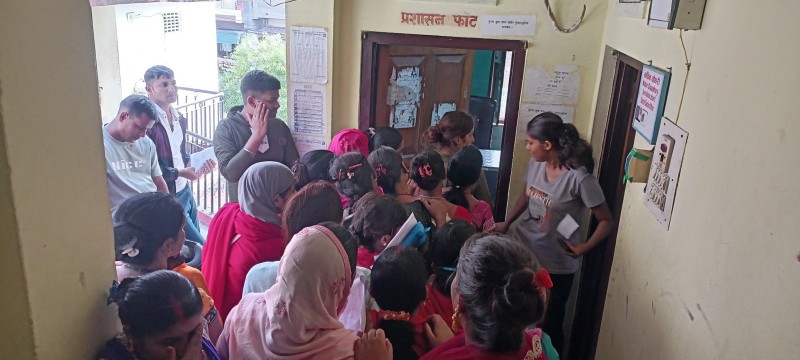 नाम दर्ताका लागि मतदाताको भीड बढ्दा निर्वाचन कार्यालय दुई सिफ्टमा सञ्चालन