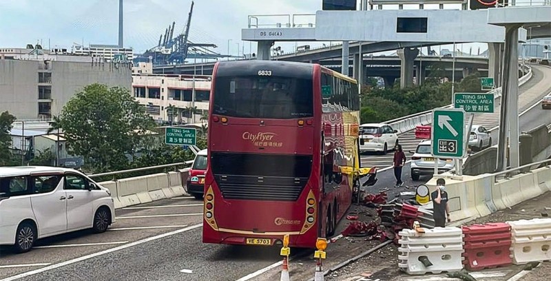 विमानस्थलतर्फ जाँदै गरेको बस दुर्घटना, कम्तीमा १६ जना घाइते