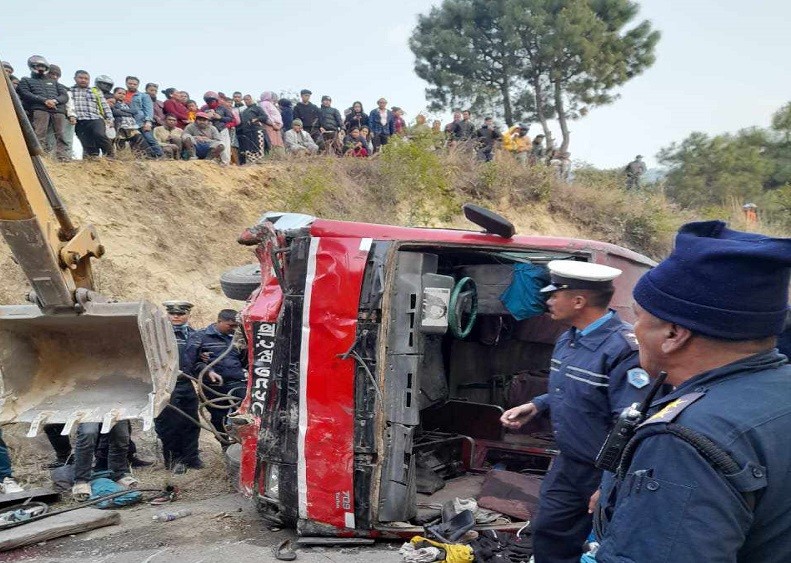 स्कुल बस दुर्घटनामा घाइते भएका ४३ जनामध्ये २७ जना ‘डिस्चार्ज’