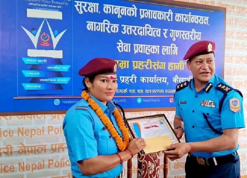 बाटोमा सुत्केरी गराउन सहयोग गर्ने प्रहरी जवान चन्द्रीकालाई  केन्द्रीय प्रहरी कार्यालयद्धारा सम्मान