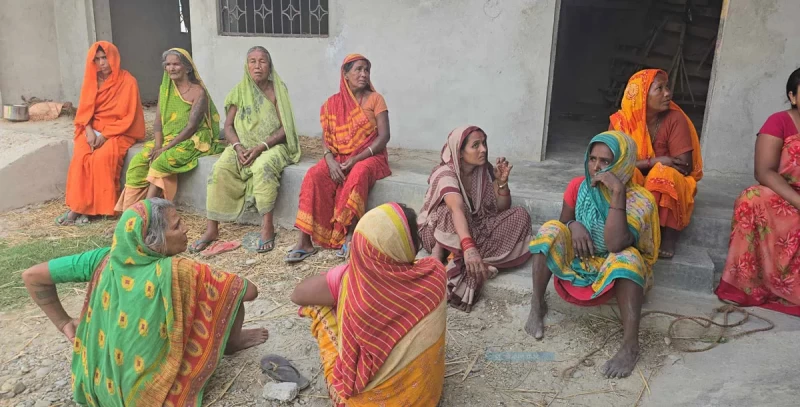 अपरिचित समूहले बम पड्काएर चार घरमा लुटपाट
