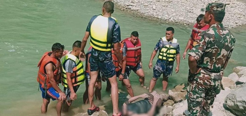 पौडी खेल्ने क्रममा तिनाउ खोलामा डुबेर बेपत्ता भएका युवकको शव फेला