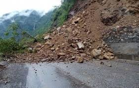 पहिरोले महाकाली राजमार्ग अवरुद्ध