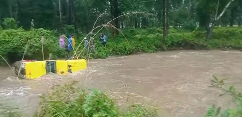 ठोरीबाट बिरामी बोकेर चितवन आउँदै गरेको एम्बुलेन्स बाढीले बगायो