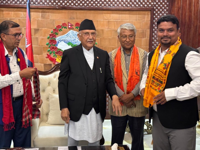 राष्ट्रिय स्वास्थ्यकर्मी महासंघका पदाधिकारीलाई प्रधानमन्त्री ओलीले गरे सम्मान