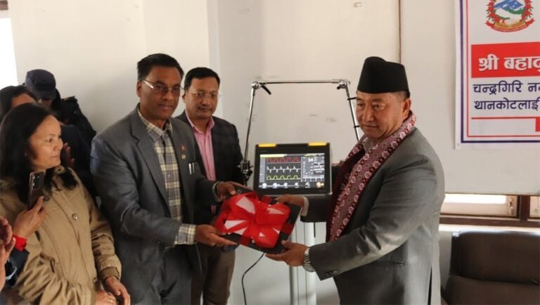 मुख्यमन्त्री लामाद्वारा चन्द्रागिरि नगर अस्पताललाई ‘भेन्टिलेटर’ हस्तान्तरण 