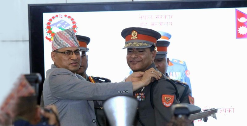 नयाँ आईजीपी नारायणदत्त पौडेलले सशस्त्र प्रहरीको प्रमुखको दर्ज्यानी चिह्न लगाए