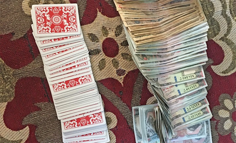 होटलमा जुवा खेलिरहेको अवस्थामा १० जना पक्राउ
