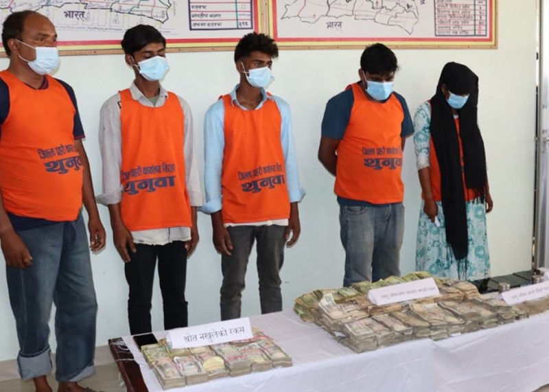 सिरहामा लागुऔषध र स्रोत नखुलेको रकमसहित पाँच जना पक्राउ