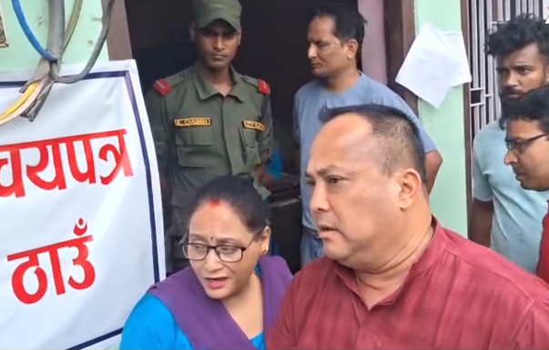 राष्ट्रिय परिचय पत्र बनाउदा दलालमार्फत पैसा दिएर आउनेको सजिलै काम गराइरहेको सेवाग्राहीहरूको गुनासो बढेपछि मेयर सिंहद्वारा अनुगमन,  कर्मचारीहरूलाई सम्बन्धित फाँटबाट तत्कालै हटाउन निर्देशन