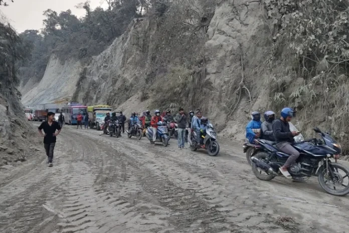 नारायणगढ–मुग्लिन सडकमा दैनिक १० घण्टा सवारी आवागमन रोकिने