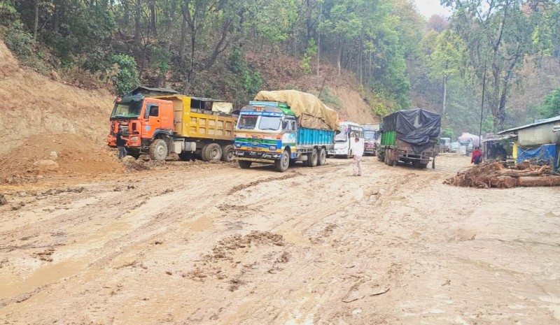बाढीले नारायणगढ–बुटवल सडक अवरुद्ध