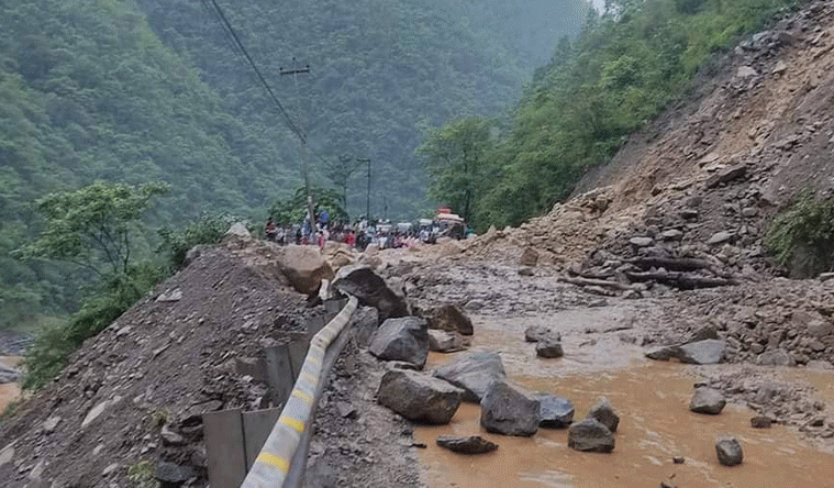 बाढी र पहिरोले देशका ६ प्रमुख राजमार्ग अवरुद्ध