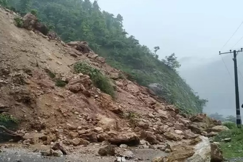 बालुवाटारमा पहिरो खसेर सडक अवरुद्ध
