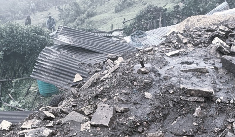 पहिरोले घर पुरिएर स्याङ्जामा आमा छोरीको मृत्यु