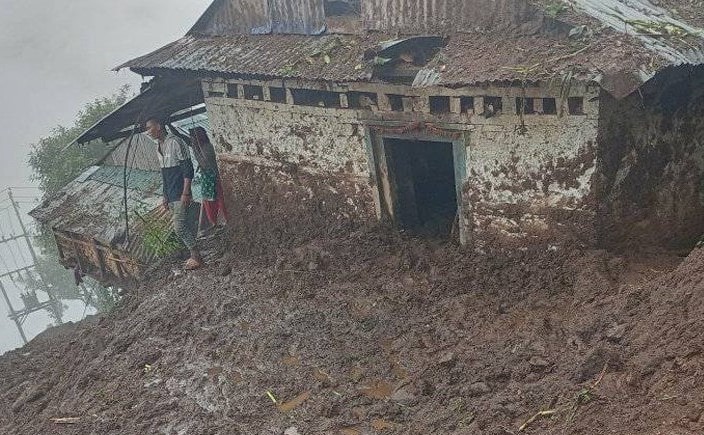 ओखलढुंगामा पहिरोले ५ घरमा क्षति