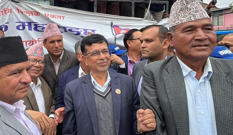 एकीकृत समाजवादीका नेताहरू पुगे शिक्षक आन्दोलनमा 