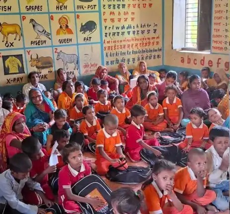 पर्साको बहुदरमाईका बालबालिकालाई स्कूल ब्याग वितरण