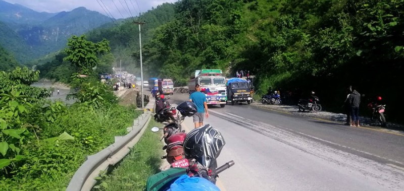 सिमलतालबाट त्रिशुलीमा खस्यो भारतीय मिनि ट्रक, दुई जना घाइते